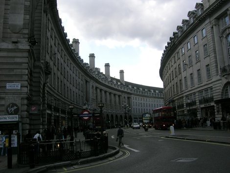 Риджент-стрит загибается от Пикадилли Лондон, Великобритания