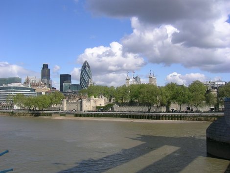 Здание-огурец и прочие с Тауэрского моста Лондон, Великобритания