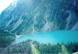 озеро у подножья горы