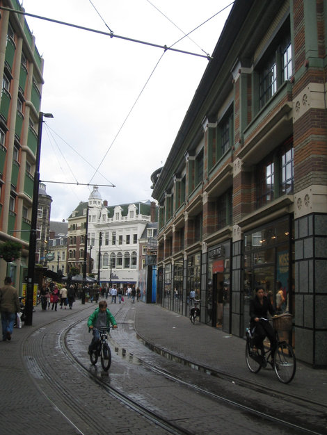 Одна из центральных улиц города Гаага, Нидерланды