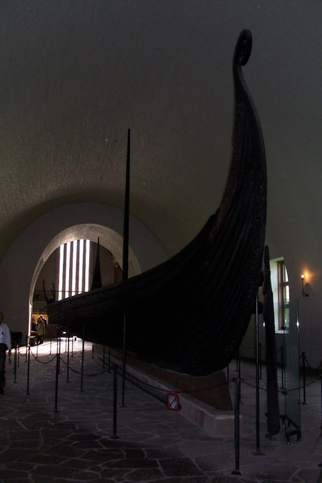 Корабль древних мореходов в музее викингов. Осло, Норвегия