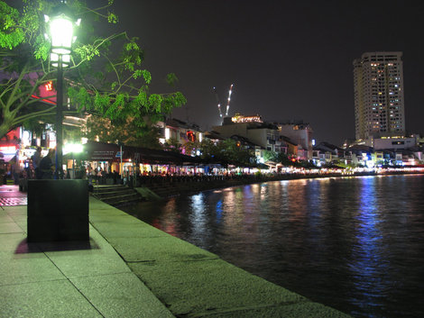 На этой набережной — миллионы ресторанчиков, где подают замечательные морепродукты Сингапур (город-государство)