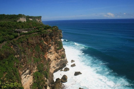В паре часов лета за этой скалой — Австралия Улувату, Индонезия