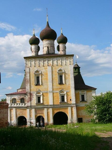 63. Сретенская надвратная церковь  фото с территории монастыря Россия