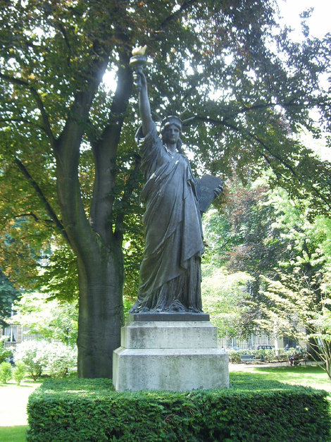 Копия статуи Свободы, подаренной французами американцам