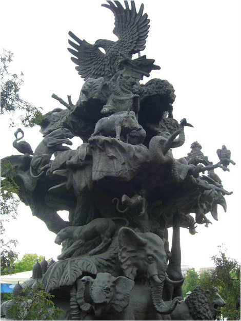 Памятник в Зоопарке Москва, Россия