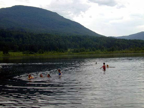 купание на озере Республика Алтай, Россия