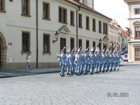 Почётный караул топает по Граду Прага, Чехия