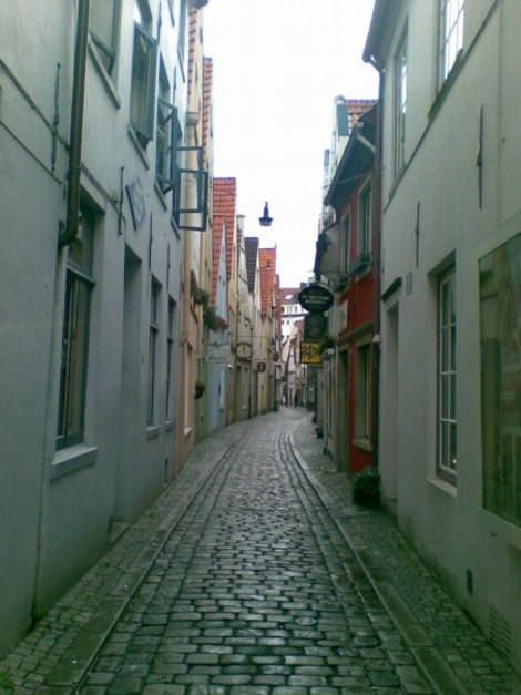 Одна из самых узких улиц центра Бремен, Германия