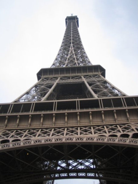 Наверное, ни одному из приезжающих в Париж туристов не удавалось пройти мимо Эйфелевой башни Париж, Франция