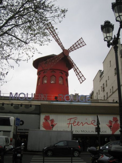 Еще одно обязательно место для туристов — Мулен Руж Париж, Франция