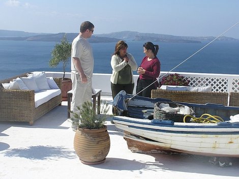 Сима и Рена на общей террасе отеля Остров Санторини, Греция