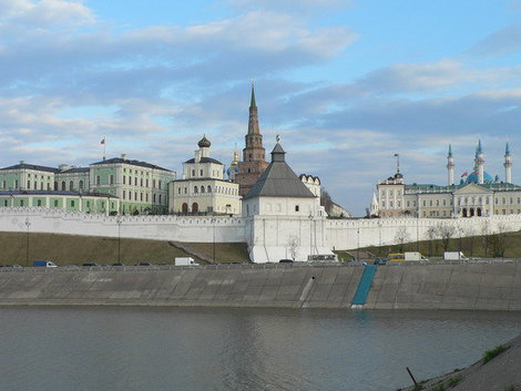 Вид на Кремль с моста на р. Казанка. Казань, Россия