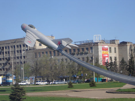 самолет-памятник авиаторам Волховского фронта Великий Новгород, Россия
