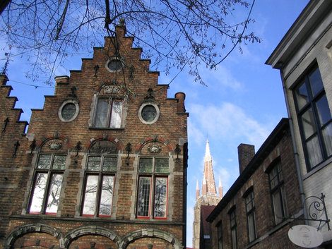 За домами — шпиль церкви Богоматери Брюгге, Бельгия