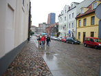 Улица старого города, мощеная булыжником.