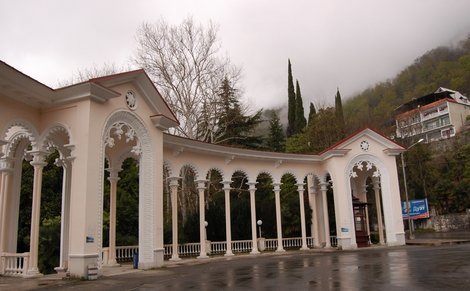 Отреставрированная Колоннада — главный вход в парк Гагра, Абхазия