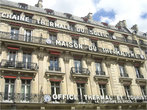 Дом, отражающий архитектуру Парижа: светлые дома с черными ажурными балкончиками
