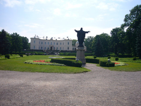 Скулптура Христа и вид на дворец — Музей янтаря. Паланга, Литва