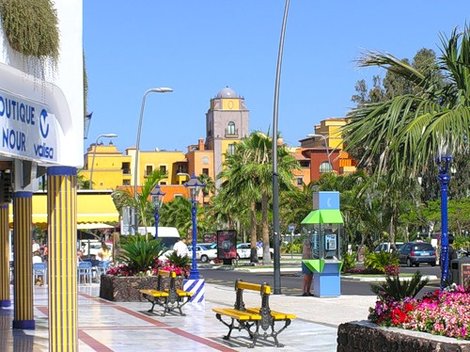 Главная улица Ароны — авеню Литораль Лас-Америкас, остров Тенерифе, Испания