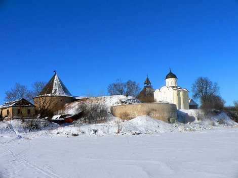 Вид на крепость с реки Волхов. Новая Ладогa, Россия