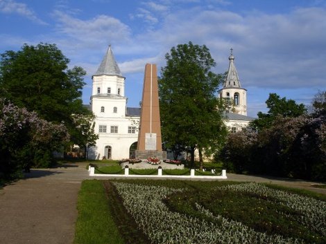 Памятник героям на Ярославовом дворище. Великий Новгород, Россия