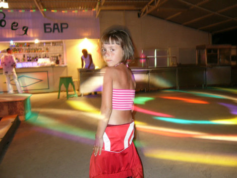Анечка отжигает одна на дискотеке Анапа, Россия