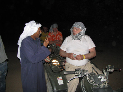 Бедуин что-то впаривает американскому дядьке Шарм-Эль-Шейх, Египет