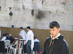 Богопослушный еврейский юноша у стены Плача