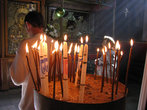 Свечечки в храме Рождества (каждая горит, в среднем, минуты две, потом приходит мальчег и их собирает)