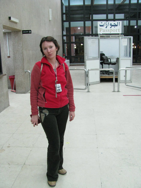 Измученная ожиданием Наташа на таможне Шарм-Эль-Шейх, Египет