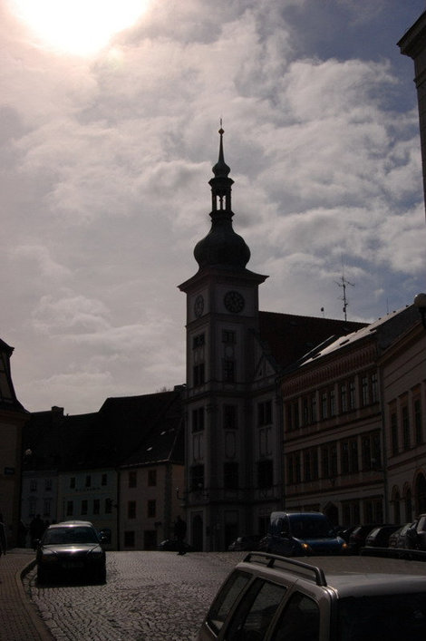 Как полагается, центр любого городка — ратуша с часами Локет, Чехия