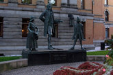 Скульптуры у Национального театра.