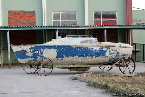 Лодка на колесах. Десногорск, Россия