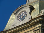 Часы на Петропавловском соборе самые точные в городе, а ровно в полдень со стен Петропавловки раздается залп пушки.