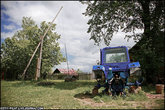 Трактор обязательно присутствует в каждом дворе, как в некоторых московских районах — Лексусы. Только 90% этих тракторов не на ходу.