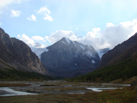 Гора Караташ, Малый Актру — слева Республика Алтай, Россия