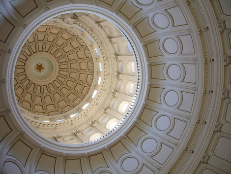 Взгляд снизу на купол.Звезда — символ Техаса. Остин, CША
