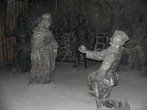 Камера Яновице. Скульптурная группа из соли предсталяет тот момент, когда был найден перстень Кинги.