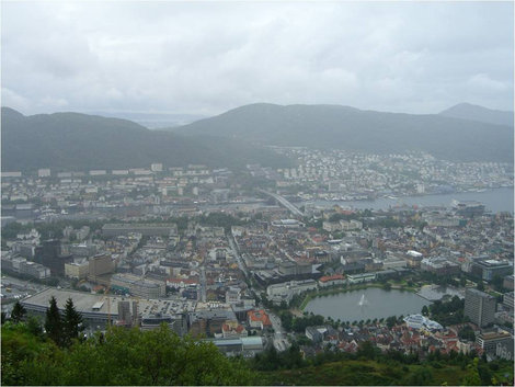 Вид на город с высоты горы Флёйен Берген, Норвегия