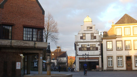 Рыночная площадь со статуэткой-фонтаном Земля Северный Рейн-Вестфалия, Германия