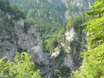 Вот с этого мостика над скалами открывается самый сказочный вид на замок Лебедь.