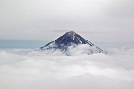 Корякский вулкан над облаками