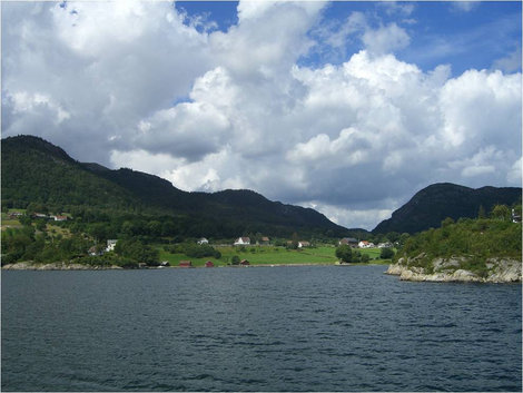 Такие маленькие городки здесь распространены повсеместно Люсе-фьорд, Норвегия