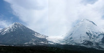 Ключевская и Камень, между ними — седловина перевал Вулканологов (3300м)