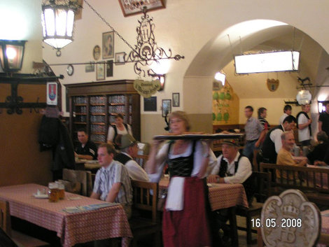 Нелегок труд официантки... Мюнхен, Германия