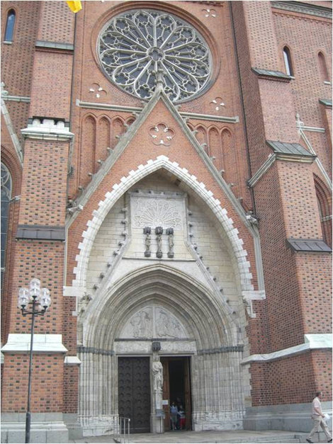 Вход в Уппсальский готический собор Уппсала, Швеция
