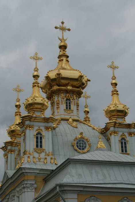 Большой дворец купола церковного корпуса. Петергоф, Россия