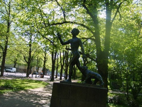 Скульптура Мальчик с собакой в парке Эспланада. Выборг, Россия