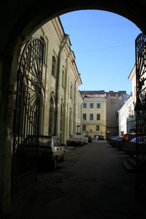 Вход во двор церкви. Санкт-Петербург, Россия